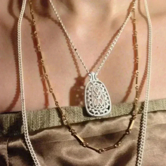 White and gold vintage necklace - Picture 4 of 8